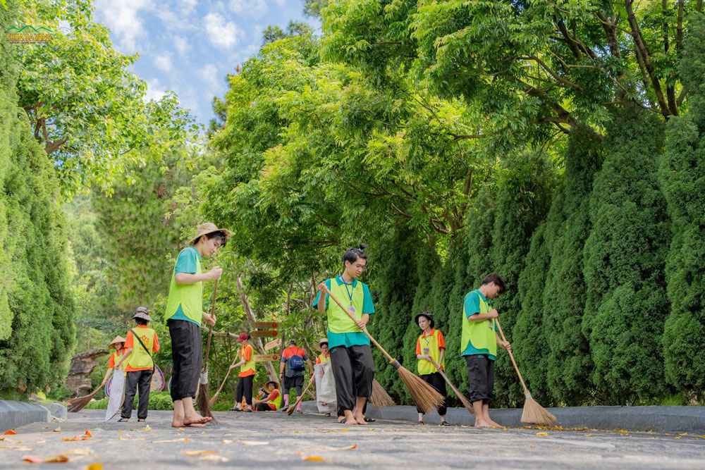 Những giây phút vui vẻ khi cùng nhau làm sạch khuôn viên chùa giúp các bạn khóa sinh có thêm năng lượng tích cực và tăng trưởng phước báu