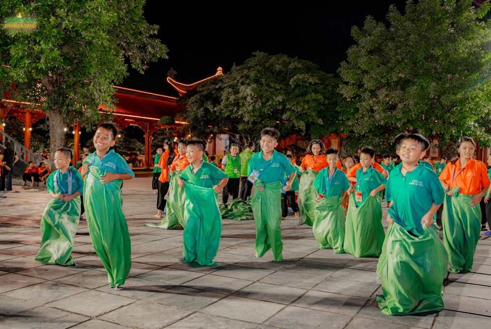 Tiếng cười giòn tan vang khắp sân chùa khi các em nhỏ cùng hòa mình vào những trò chơi dân gian tuổi thơ