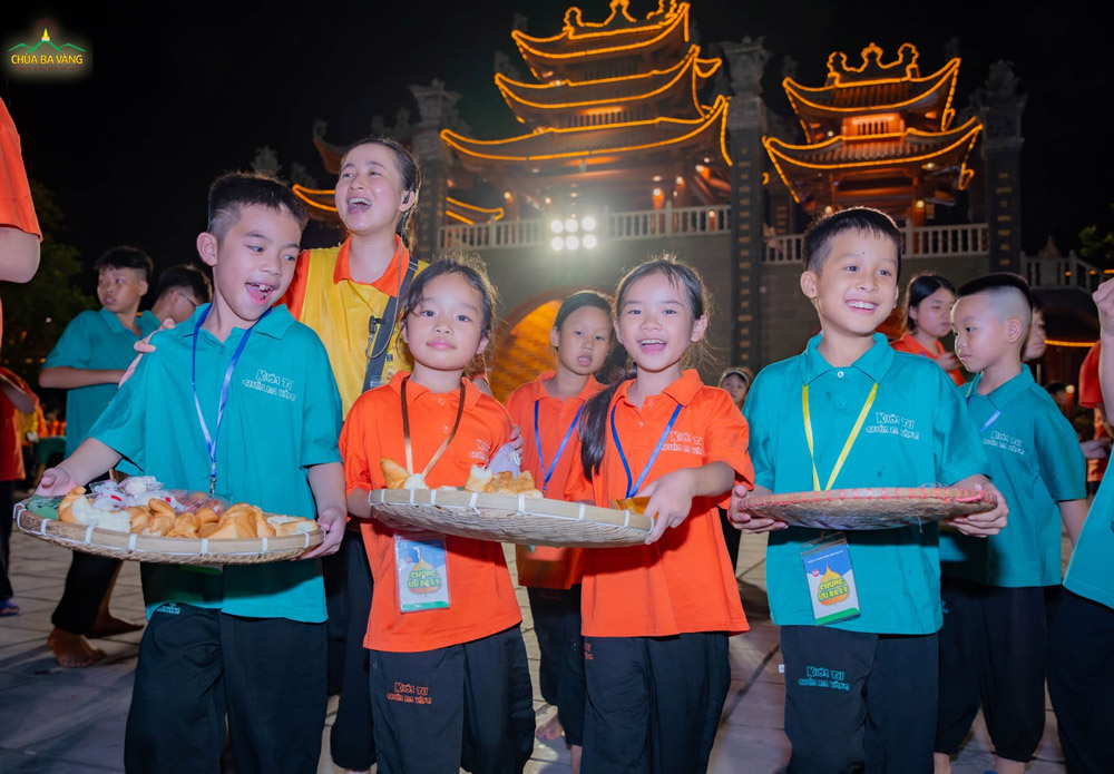 Chợ quê miễn phí rộn ràng những lời rao bán ngộ nghĩnh và tiếng cười hồn nhiên của các em nhỏ