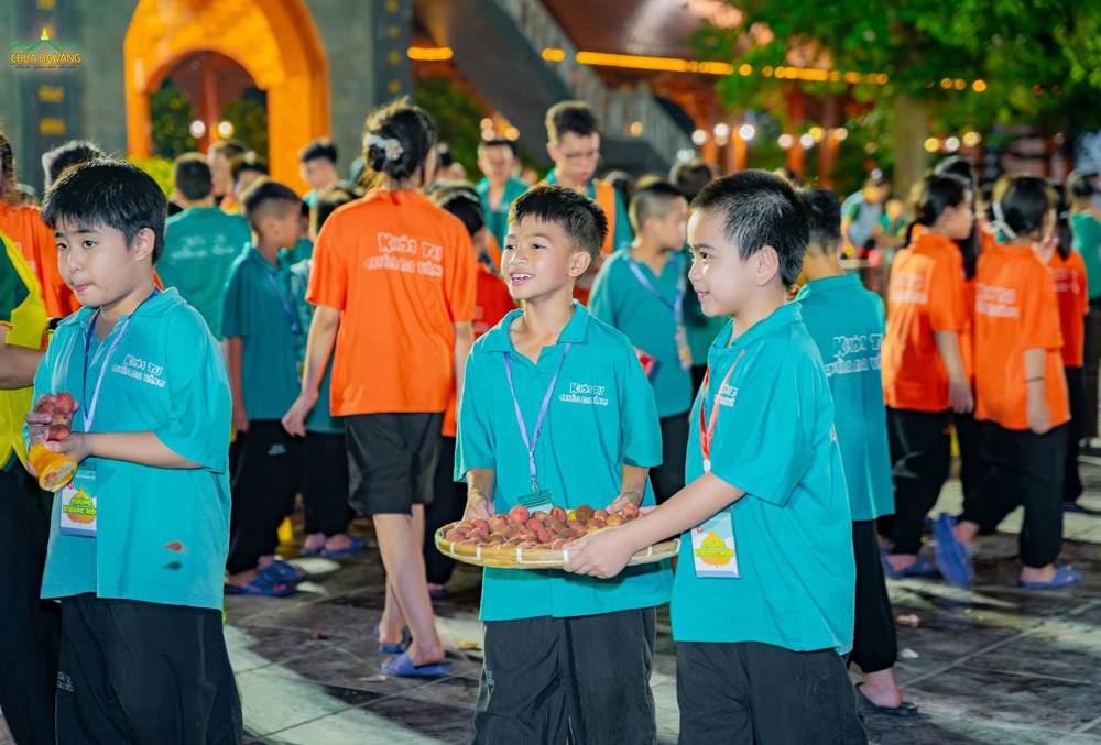 Vải thiều chín mọng, ngọt thơm đây! Mời các bạn thưởng thức nào!