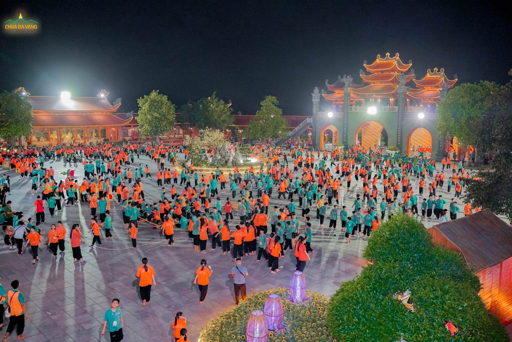 Xin mời các bạn cùng ghé thăm phiên chợ quê tấp nập, rộn ràng tiếng cười và chan chứa hương vị tuổi thơ tại Khóa tu Thanh thiếu niên Phật tử chùa Ba Vàng!