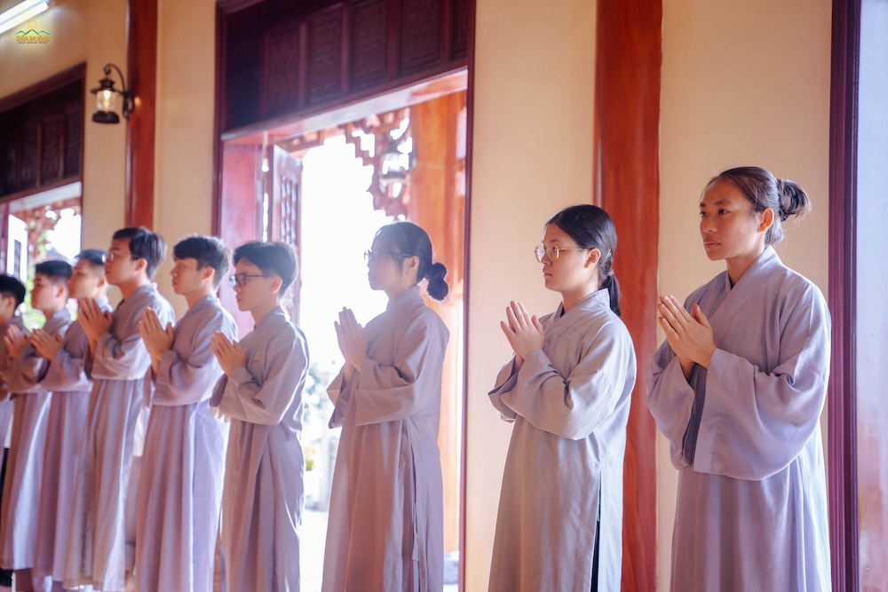Chúng ta phải tinh tấn tu tập, tin kính Tam Bảo và giữ được lòng tin bất thoái (ảnh minh hoạ)