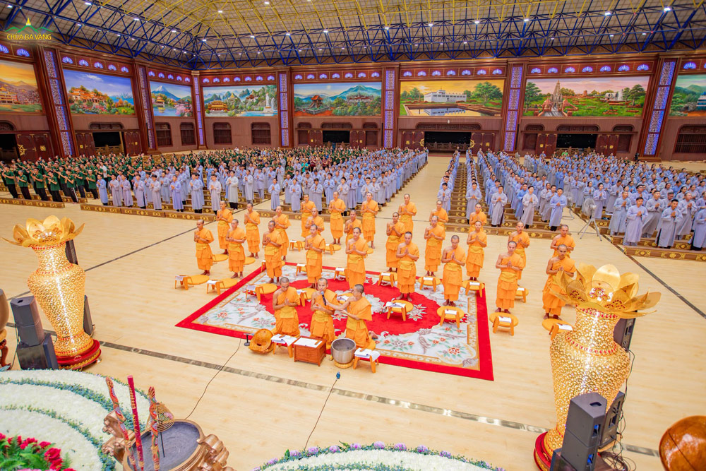 Với lòng khát ngưỡng công đức và được nương lòng từ của Sư Phụ trụ trì, nương đức chư Tăng, các Phật tử đã cùng nhau phát nguyện tu học theo ba tháng an cư của chư Tăng, đọc kinh, nghe Pháp, hành thiền; mong cầu khai mở trí tuệ và tăng trưởng phúc báu