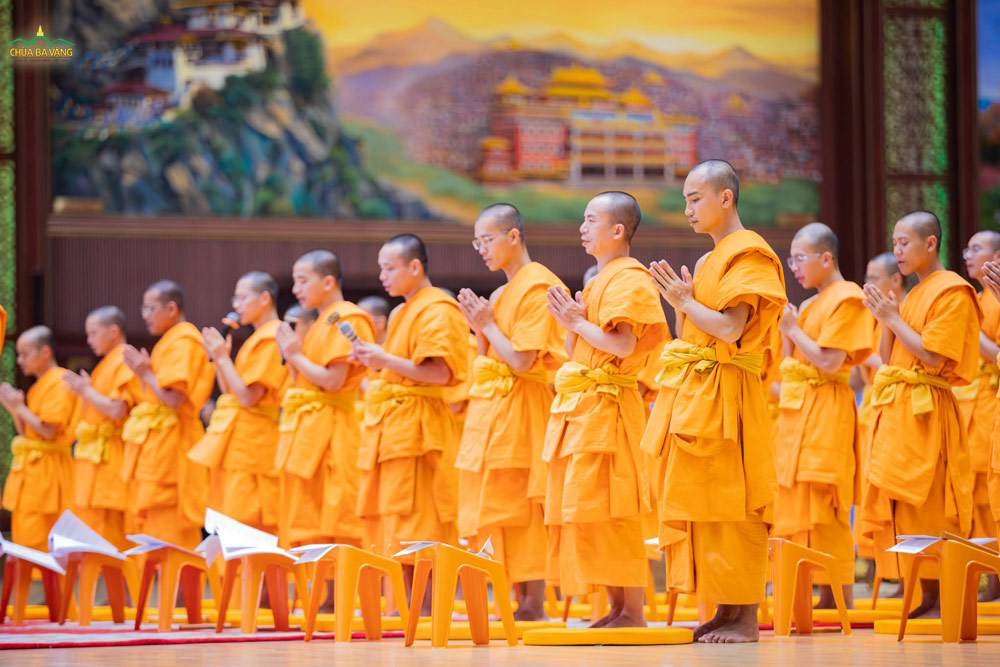 Chư Tăng dẫn lễ tụng kinh trong lễ khai đàn chương trình tu mùa hạ
