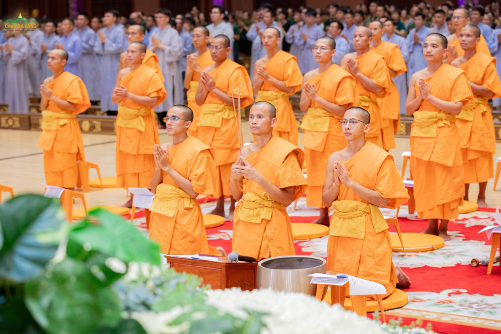 Chư Tôn đức Tăng niêm hương bạch Phật, dẫn lễ khai đàn chương trình tu mùa hạ năm 2026 với chủ đề “Lòng tin - lợi ích đặt lòng tin nơi Tam Bảo, quy y Tam Bảo”