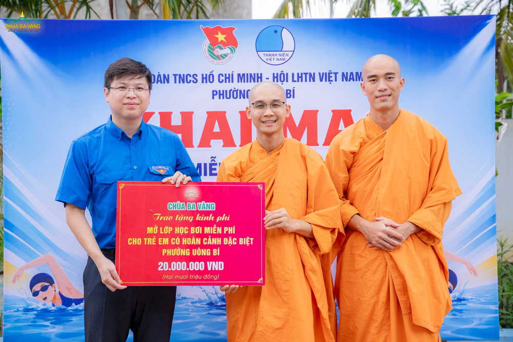 Tại chương trình, chùa Ba Vàng đã trao kinh phí hỗ trợ mở lớp học bơi miễn phí cho trẻ em có hoàn cảnh đặc biệt, góp phần lan tỏa tinh thần trách nhiệm cộng đồng trong công tác chăm sóc và bảo vệ trẻ em