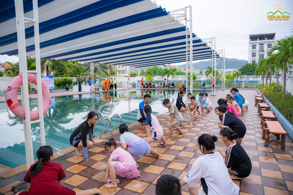 Để các em có một mùa hè vui khỏe và an toàn hơn, việc trang bị kỹ năng bơi lội và ứng phó khi gặp sự cố dưới nước là điều rất quan trọng và cần thiết