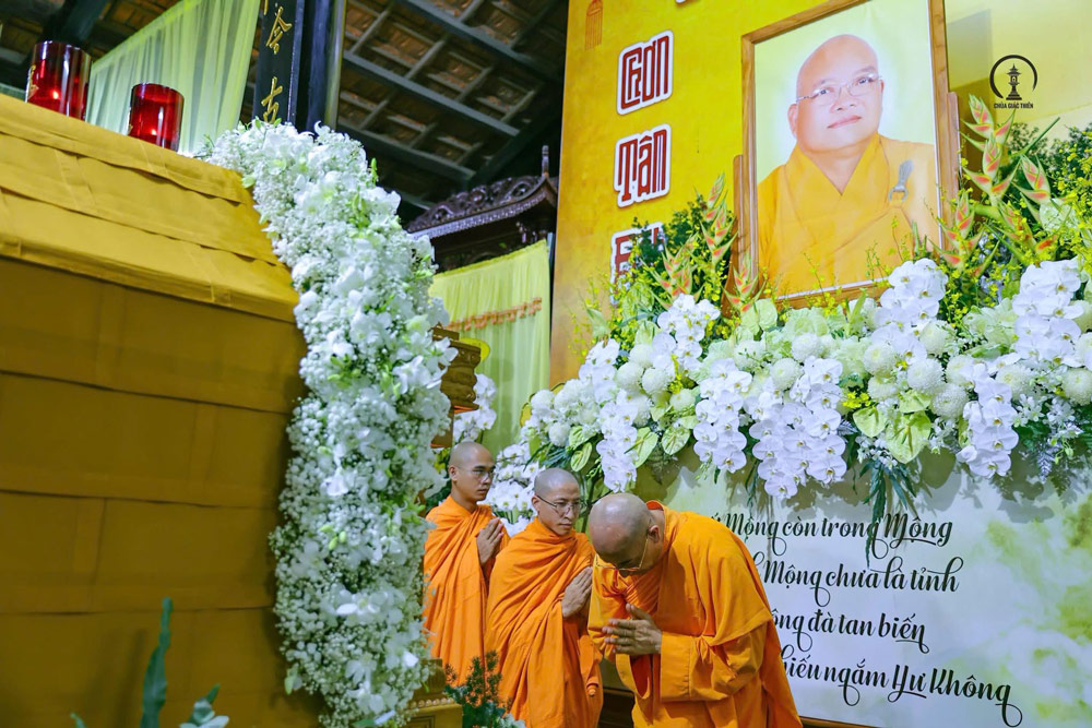 Thầy Thích Trúc Thái Minh cùng chư Tăng đi nhiễu, đảnh lễ kim quan của Trưởng lão Hòa thượng