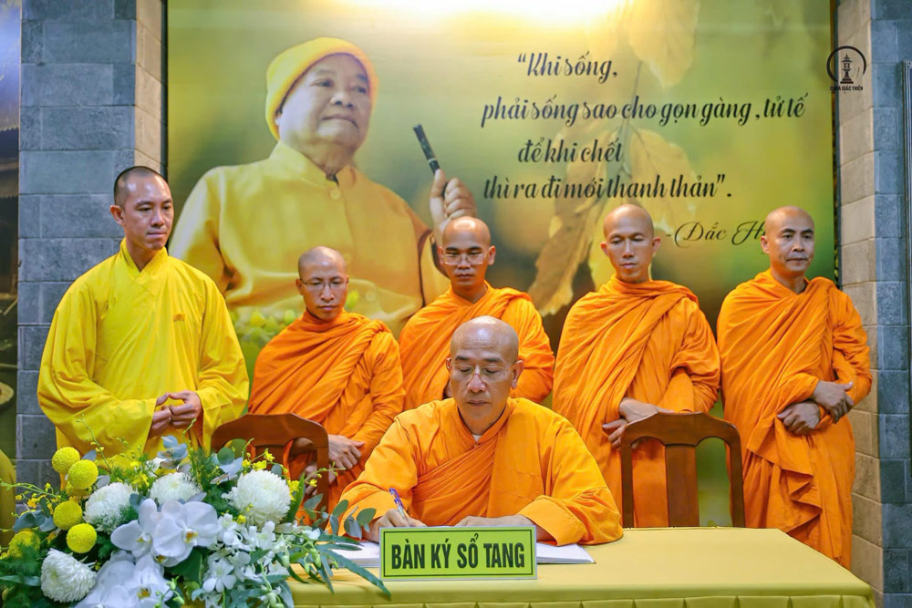 Thầy Thích Trúc Thái Minh thành kính lưu bút tại sổ tang, bày tỏ niềm tiếc thương vô hạn và lòng tri ân sâu sắc trước công đức cao dày, đạo hạnh khả kính của Trưởng lão Hòa thượng Thích Phước Tú