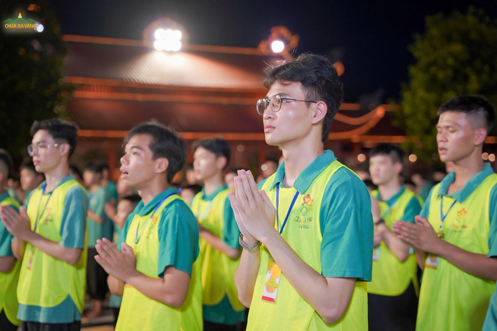 Cung kính đảnh lễ Phật không chỉ giúp các khóa sinh nuôi dưỡng lòng biết ơn mà còn gieo trồng phước báu nơi Tam Bảo
