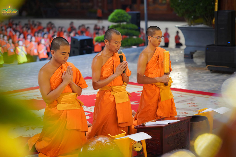 Chư Tôn đức Tăng hướng dẫn các bạn khóa sinh đảnh lễ tri ân trong thời khóa