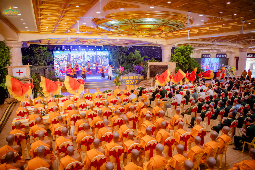 Những tiết mục văn nghệ giàu cảm xúc đã góp phần làm nên không khí trang nghiêm, lắng đọng trong chương trình để lời biết ơn được cất lên bằng những giai điệu đầy thành kính.