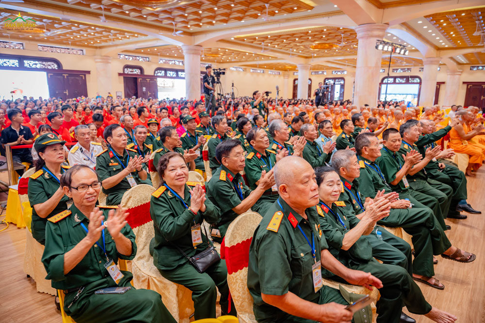 Sự hiện diện của các cựu chiến binh là ngọn lửa tự hào, nhắc nhở thế hệ mai sau mãi khắc ghi đạo lý 