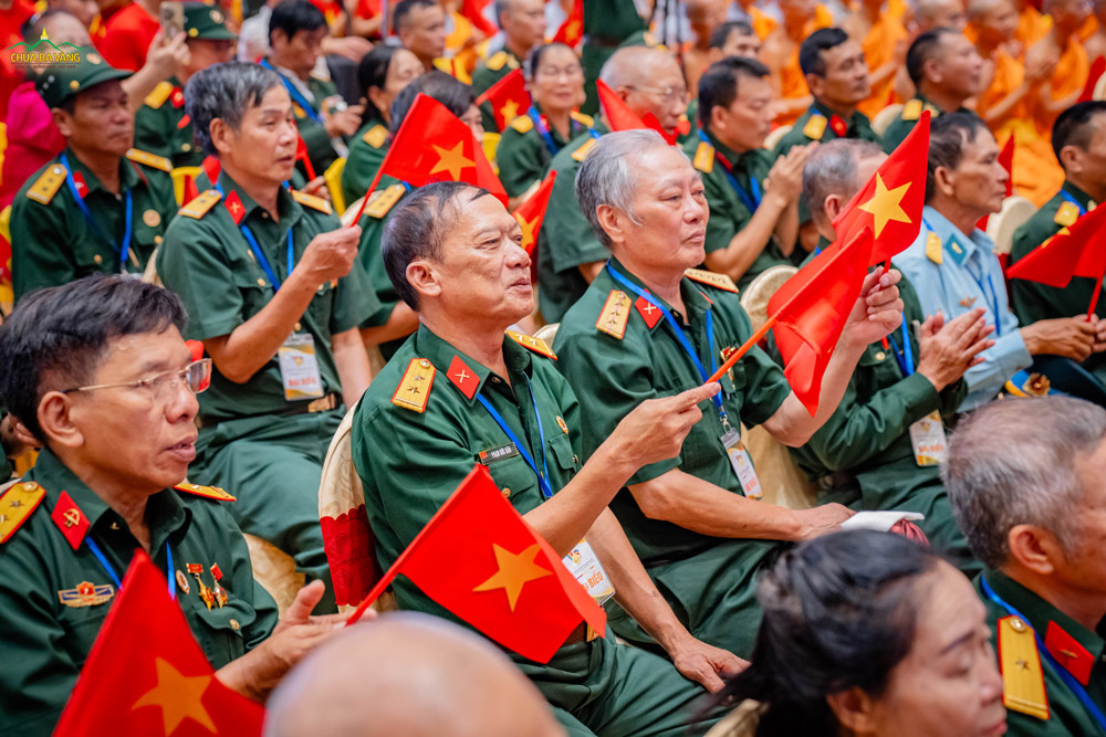 Ánh mắt xúc động xen lẫn niềm tự hào trên gương mặt những người đã đi qua chiến tranh.