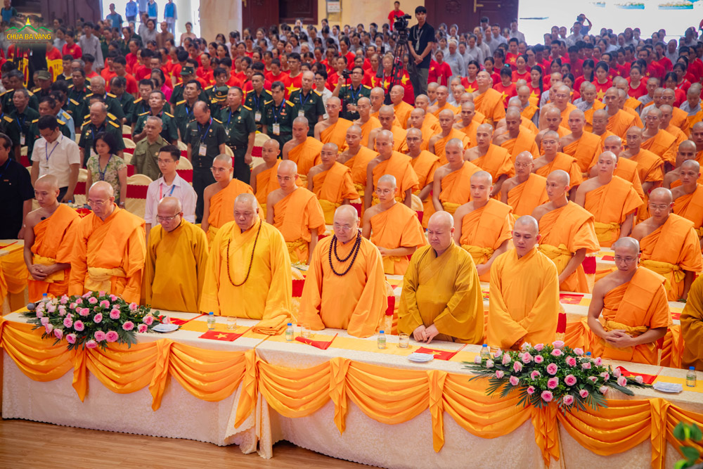 Trong phút mặc niệm thiêng liêng, chư Tôn đức Tăng, quý vị đại biểu cùng đại chúng thành kính tưởng niệm Chủ tịch Hồ Chí Minh vĩ đại, các bậc tiền nhân có công dựng nước và giữ nước, các Anh hùng Liệt sĩ cùng đồng bào đã anh dũng hy sinh vì độc lập, tự do của Tổ quốc.