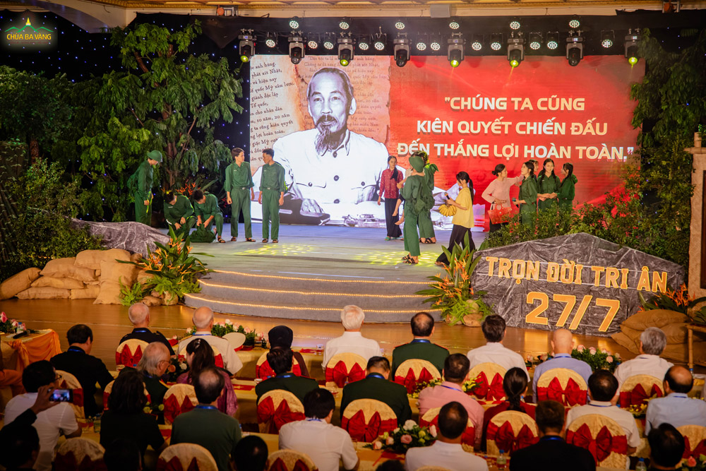 Phân cảnh tái hiện thế hệ trẻ hưởng ứng lời kêu gọi của Chủ tịch Hồ Chí Minh xung phong lên đường cứu nước, giành lại độc lập tự do cho Tổ quốc.