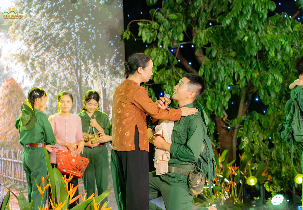 Khoảnh khắc chia tay nghẹn ngào giữa mẹ và người con trước giờ lên đường bảo vệ Tổ quốc trong hoạt kịch “Lời hẹn ngày chiến thắng”.