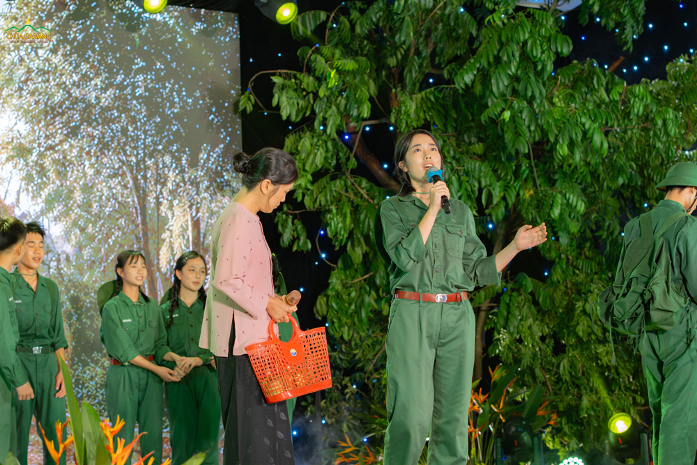 Một phân cảnh trong vở hoạt kịch thể hiện tinh thần của những nữ thanh niên xung phong đi mở đường, góp phần giữ vững mạch giao thông, tiếp sức cho tiền tuyến.