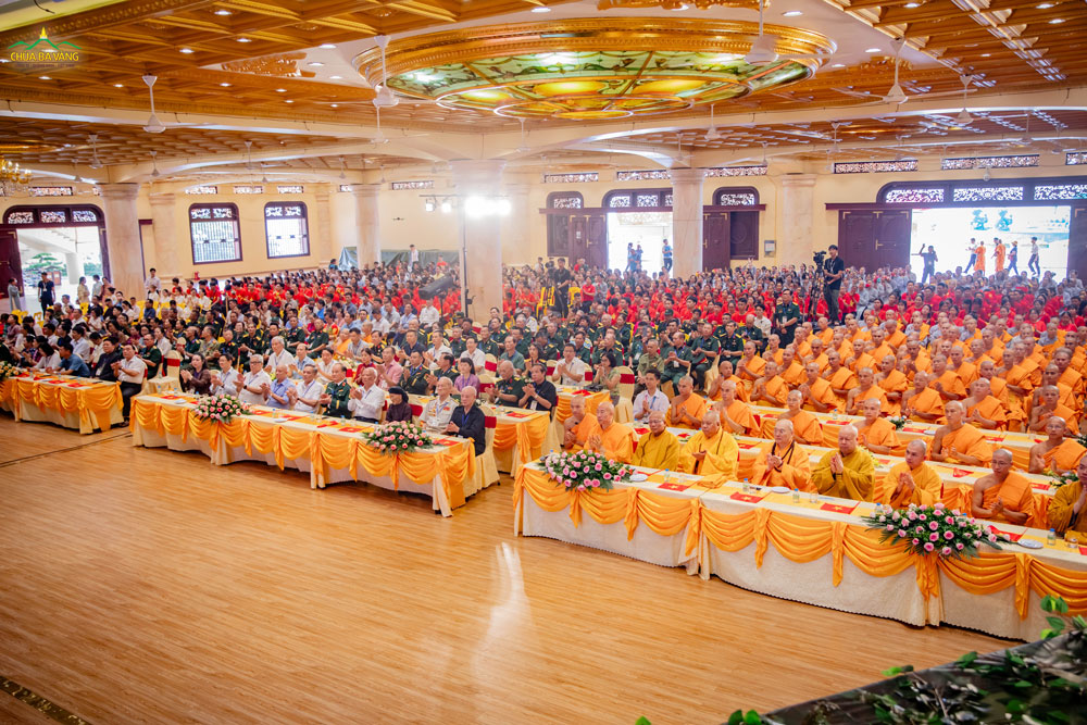 Chư Tôn đức Tăng Ni, quý vị đại biểu cùng đông đảo Nhân dân, Phật tử tham dự Chương trình tri ân 27/7 tại chùa Ba Vàng.