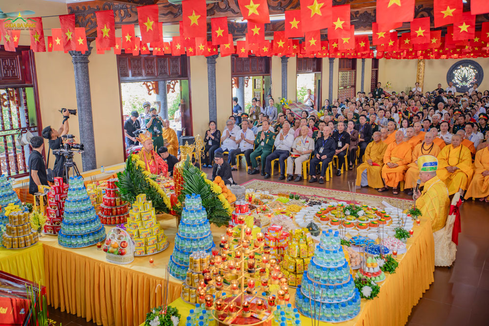 Nghi lễ cầu siêu tưởng niệm các Anh hùng Liệt sĩ được cử hành trong không khí trang nghiêm tại Đền thờ Anh hùng liệt sĩ chùa Ba Vàng.
