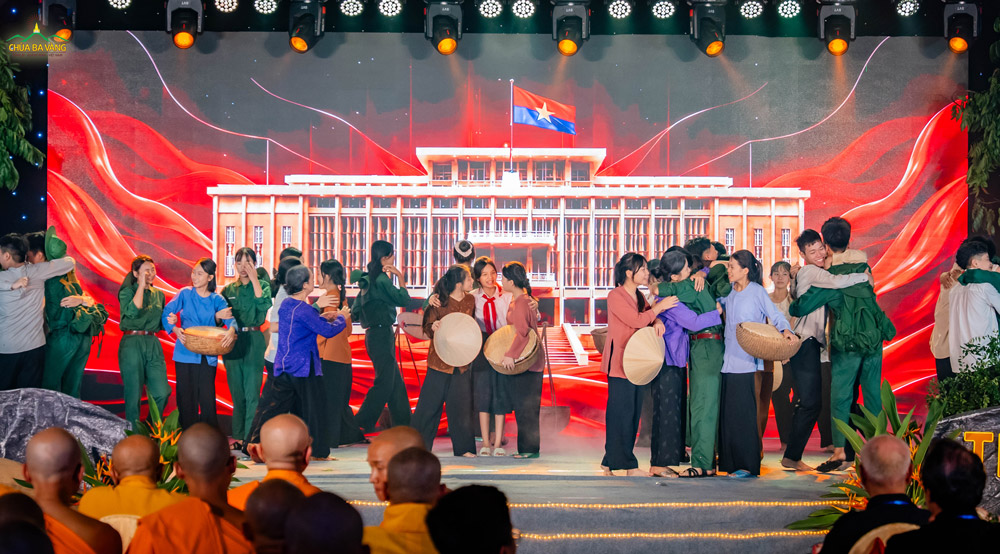 Bầu trời hôm nay đã xanh, lời hẹn ngày toàn thắng năm xưa nay đã thành hiện thực. Khép lại vở hoạt kịch là mùa xuân lịch sử năm 1975 đã đến trong hòa bình và rực rỡ cờ hoa. Các anh đã thanh thản nằm lại nơi rừng sâu, để đổi lấy nụ cười và bầu không khí tự do cho thế hệ hôm nay. Xin mãi khắc ghi công ơn to lớn ấy!