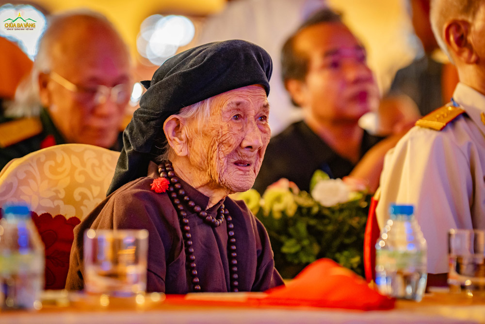 Hình ảnh Mẹ Việt Nam Anh hùng Hoàng Thị Nghi hiện diện tại chương trình khiến ai nấy đều không khỏi rưng rưng xúc động. Người mẹ ấy đã dâng hiến 2 người con trai yêu dấu của mình cho non sông.  