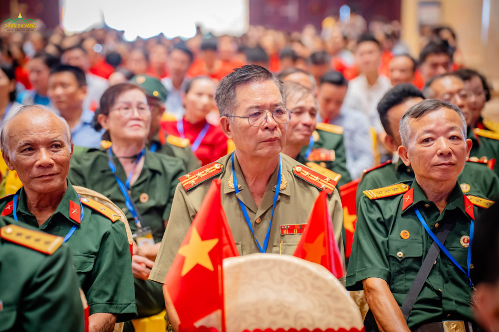 Những nhân chứng lịch sử lặng lẽ dõi theo từng tiết mục, để ký ức một thời hoa lửa được sống lại trong niềm tự hào và xúc động.  