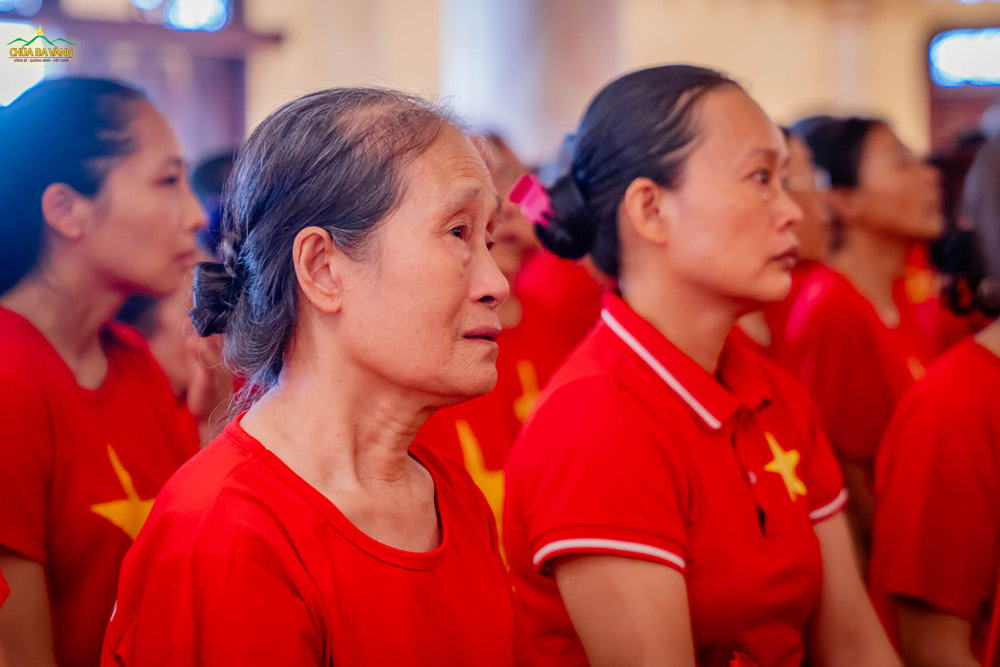 Không ít khán giả đã nghẹn ngào khi chứng kiến những phân cảnh tái hiện sự hy sinh anh dũng của các chiến sĩ vì độc lập, tự do của Tổ quốc.  