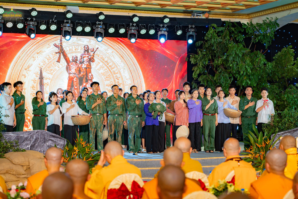Trong vở hoạt kịch, người chiến sĩ ấy đã không trở về với mẹ, nhưng sự hy sinh của anh đã mang hòa bình trở về cho mẹ, cho Tổ quốc; để hôm nay đất nước độc lập, dân tộc tự do.