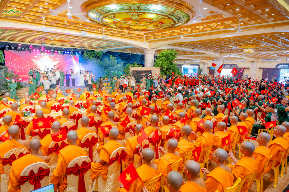 Chư Tôn đức và toàn thể đại chúng cùng vẫy cao cờ hoa để hướng tâm tri ân Chủ tịch Hồ Chí Minh và hòa chung niềm hạnh phúc khi đất nước được hòa bình, độc lập.