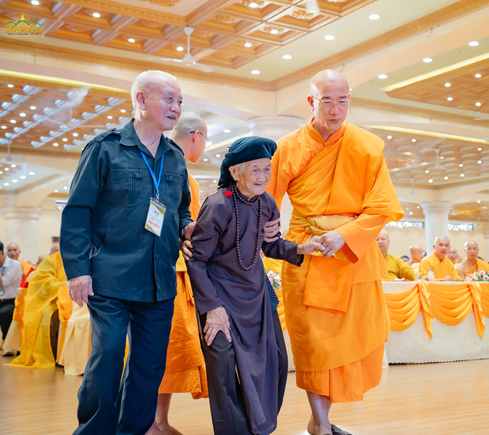 Thầy Thích Trúc Thái Minh ân cần dìu Mẹ Việt Nam Anh hùng Hoàng Thị Nghi cùng đại tướng Phạm Văn Trà trong chương trình Lễ tri ân và tưởng niệm Anh hùng Liệt sĩ 27/7.