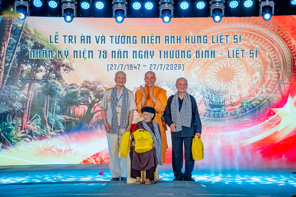 Thầy Thích Trúc Thái Minh trân trọng trao tặng những phần quà tri ân tới Đại tướng Phạm Văn Trà; Chiến sĩ Điện Biên, Đại tá Nguyễn Hữu Tài và Mẹ Việt Nam Anh hùng Hoàng Thị Nghi – những đại diện tiêu biểu của các thế hệ đã cống hiến, hy sinh vì Tổ quốc