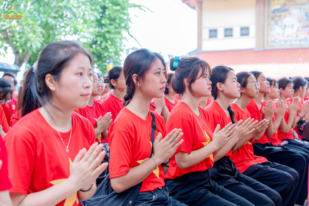 Các bạn trẻ thành kính tham dự lễ cầu siêu tại Đền thờ Anh hùng liệt sĩ chùa Ba Vàng, dâng nén tâm hương tri ân và nguyện tiếp bước các thế hệ cha anh xây dựng, bảo vệ Tổ quốc.
