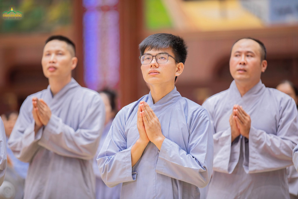 Chúng ta phải noi gương các bậc Bồ-tát, chăm chỉ học Phật để trí sáng, thấu đáo đạo lý để chặt đứt vô minh, phiền não (ảnh minh họa)