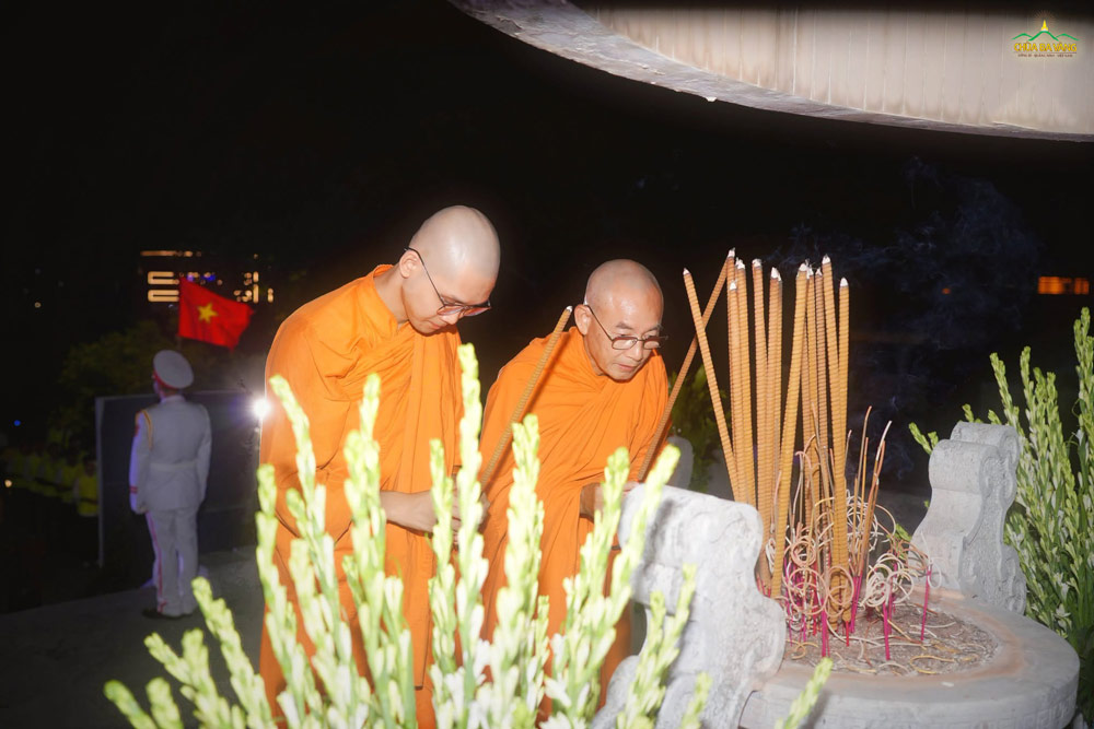 Chư Tăng dâng hương tại Nghĩa trang Liệt sĩ phường Uông Bí