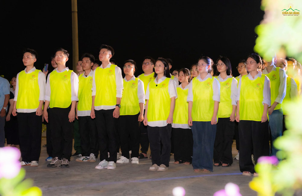 Hôm nay, chúng cháu được sống an ổn phần nhiều là nhờ sự hy sinh của các bậc tiền nhân. Ông cha ơi, hòa bình thật sự rất đẹp, chúng cháu biết ơn thế hệ đi trước vô cùng