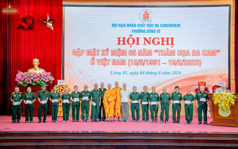 Chùa Ba Vàng đã trao tặng 40 suất quà tới các hội viên bị ảnh hưởng bởi chất độc da cam trên địa bàn phường Uông Bí