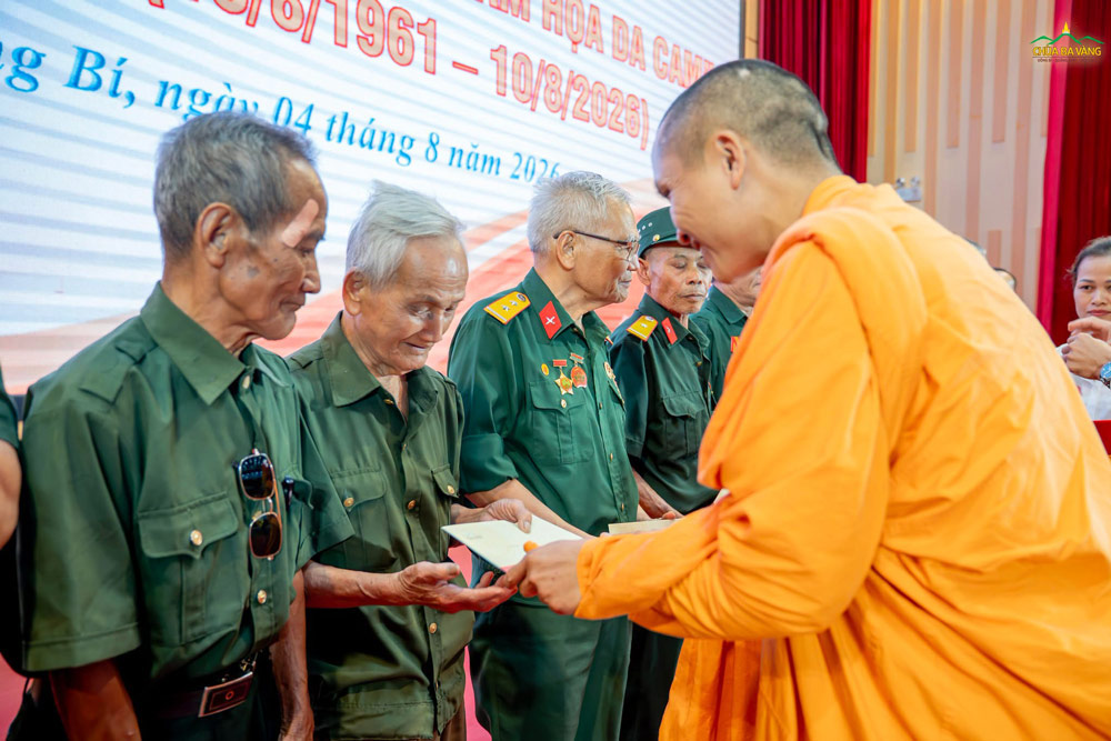 Chư Tăng trao những món quà đến các hội viên