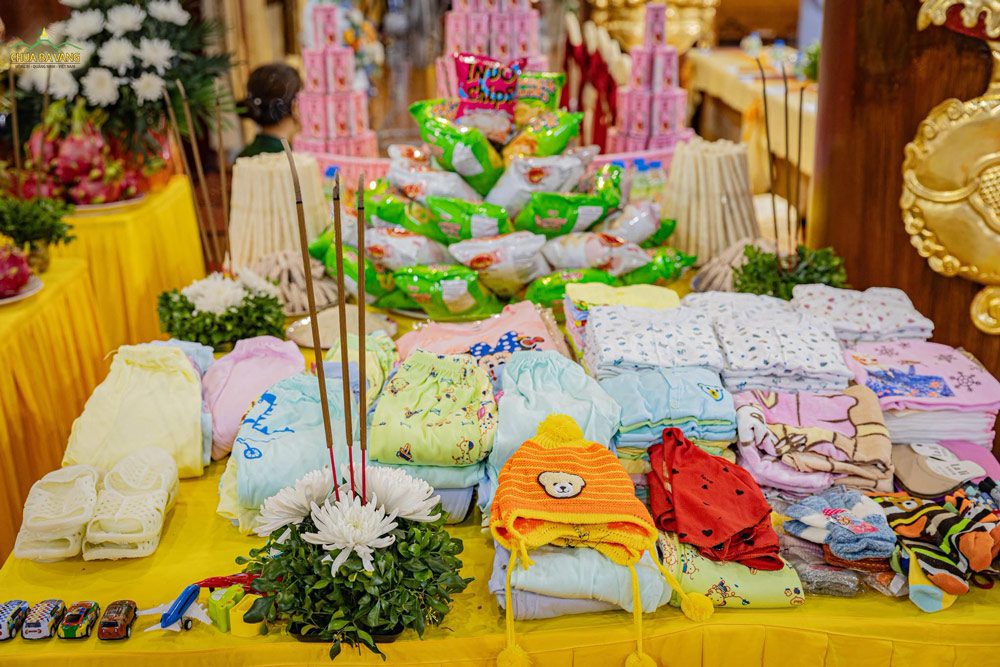 Với tấm lòng bi mẫn, Sư Phụ và chư Tôn đức Tăng tác lễ cho các hương linh thаi nhi được thọ thực, nhận phần phước báu hồi hướng của gia đình tín chủ
