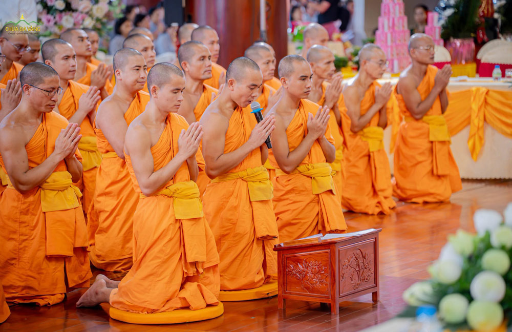 Đại diện chư Tôn đức Tăng thành kính dâng lời phát nguyện Bồ đề
