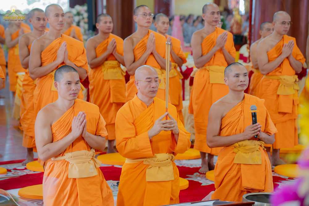 Sư Phụ niêm hương bạch Phật bước vào khóa lễ
