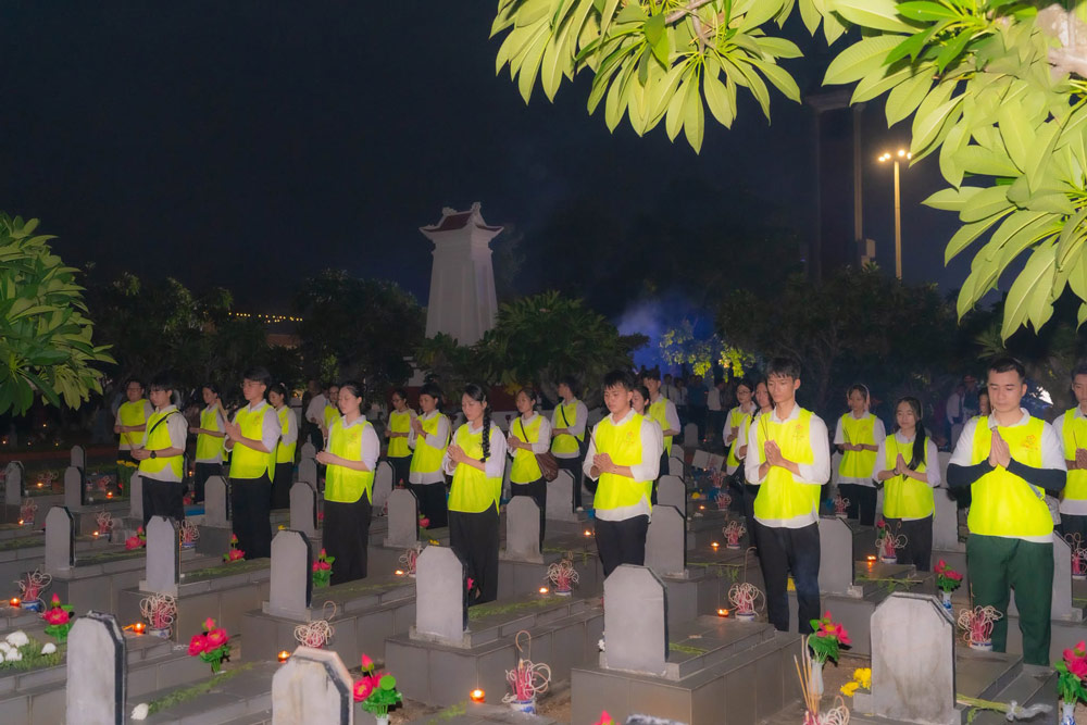 Hôm nay, chúng con sống trong hòa bình, đi dưới cờ bình yên, hạnh phúc và biết ơn thế hệ cha anh lắm