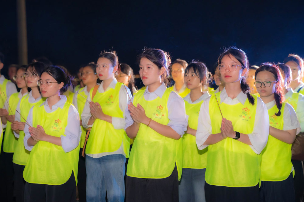 Các bạn cùng dâng hương tưởng niệm anh linh Anh hùng liệt sĩ