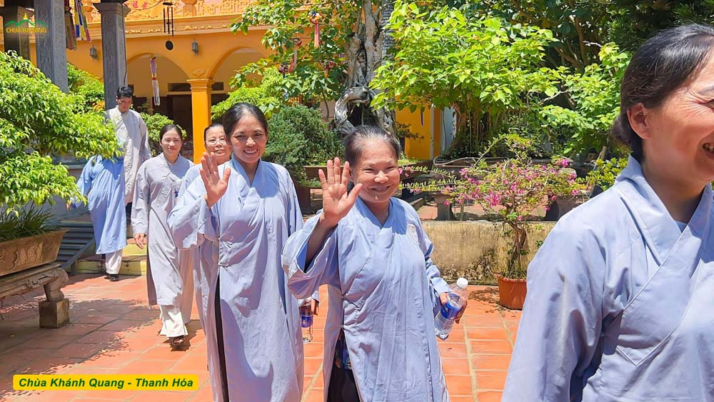 Sau buổi lễ cúng dường trường hạ, các Phật tử hoan hỷ, ai nấy đều cảm thấy an vui khi được gieo duyên lành hộ trì Tam Bảo, góp phần trợ duyên cho chư Tăng an tâm tu học trong mùa an cư