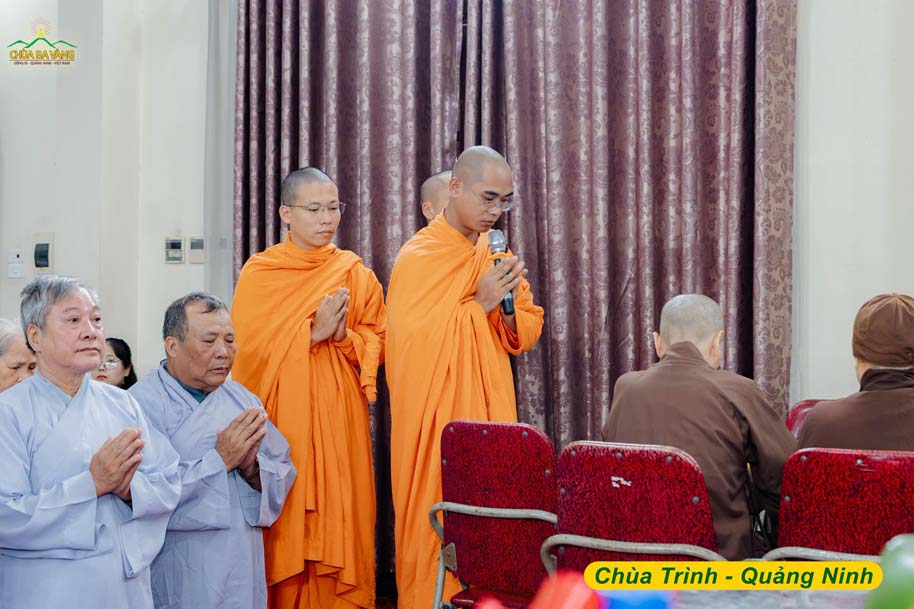 Đại diện chư Tăng chùa Ba Vàng tác bạch cúng dường chư Tôn đức trong mùa an cư kiết hạ tại chùa Trình (Quảng Ninh)