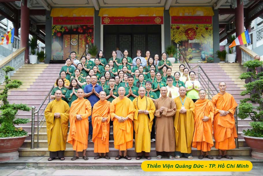 Chư Tôn đức Tăng và các Phật tử hoan hỷ chụp ảnh lưu niệm tại Thiền viện Quảng Đức - TP. Hồ Chí Minh