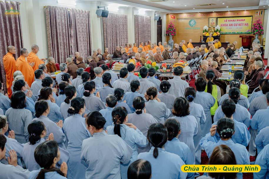 Sư Phụ, chư Tôn đức Tăng cùng Phật tử vân tập về trường hạ chùa Trình – Quảng Ninh, thành kính vấn an, đảnh lễ chư Tăng và cúng dường vật phẩm