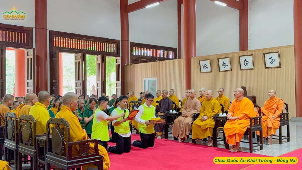 Đại diện Phật tử dâng lời tác bạch cúng dường chư Tôn đức Tăng an cư trong niềm thành kính và hoan hỷ
