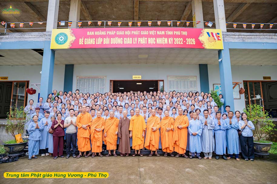 Sư Phụ Thích Trúc Thái Minh, chư Tăng và Phật tử chùa Ba Vàng chụp hình lưu niệm cùng đại diện quý Thầy tại trường hạ Trung tâm Phật giáo Hùng Vương - Phú Thọ
