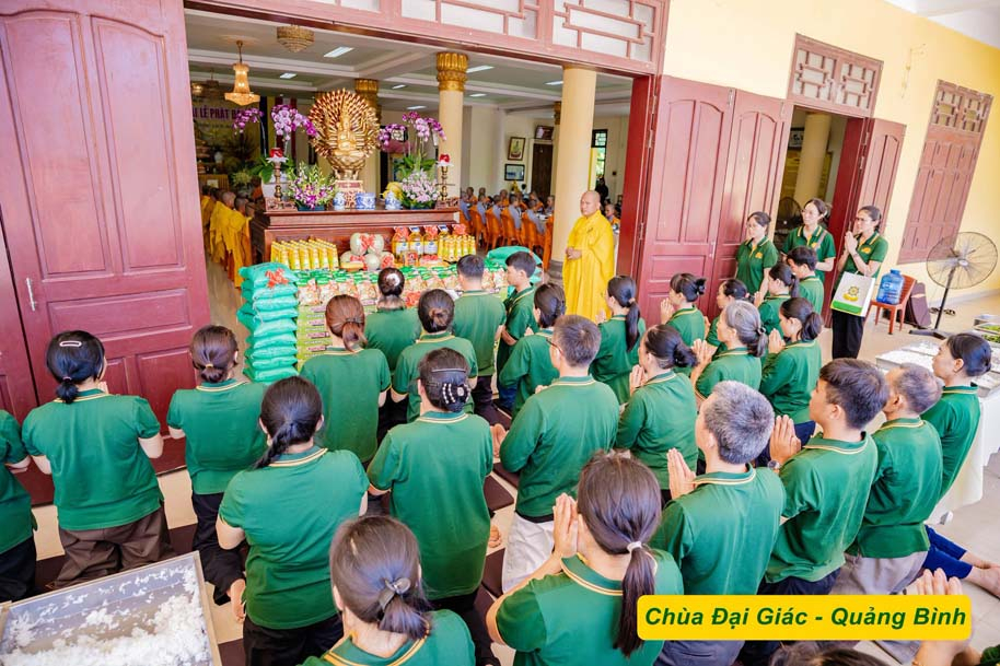 Chùa Ba Vàng thành kính cúng dường trường hạ tại chùa Đại Giác (Quảng Bình)